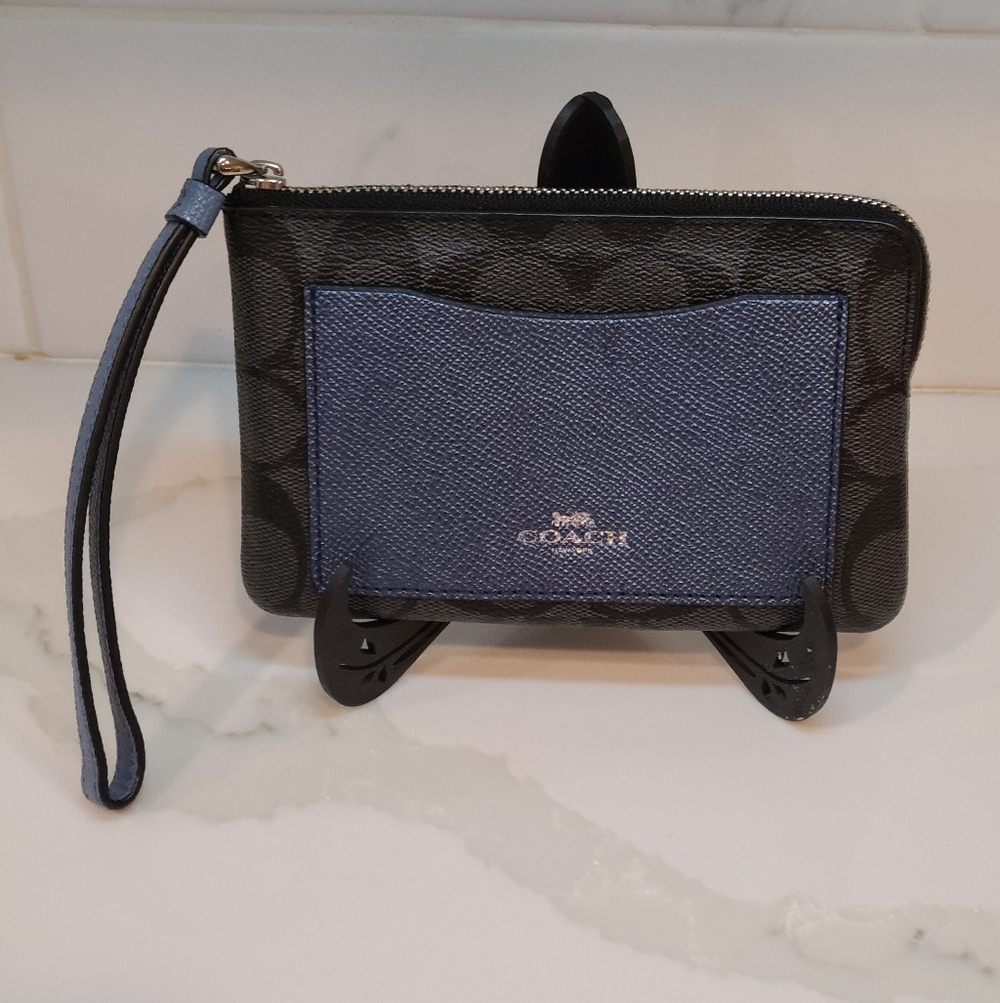 NWOT Coach Signature Corner Zip Crossgrain Wristlet Black Smoke /Navy Kissing Cs